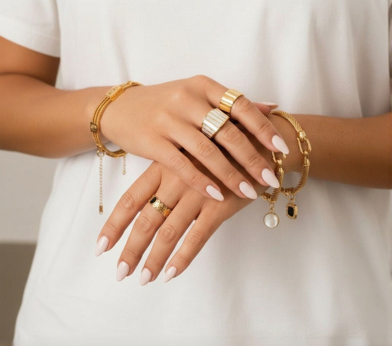 Pia – Bracelet with Dangling Roman Numeral Pendant