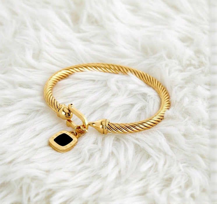 Pia – Bracelet with Dangling Roman Numeral Pendant